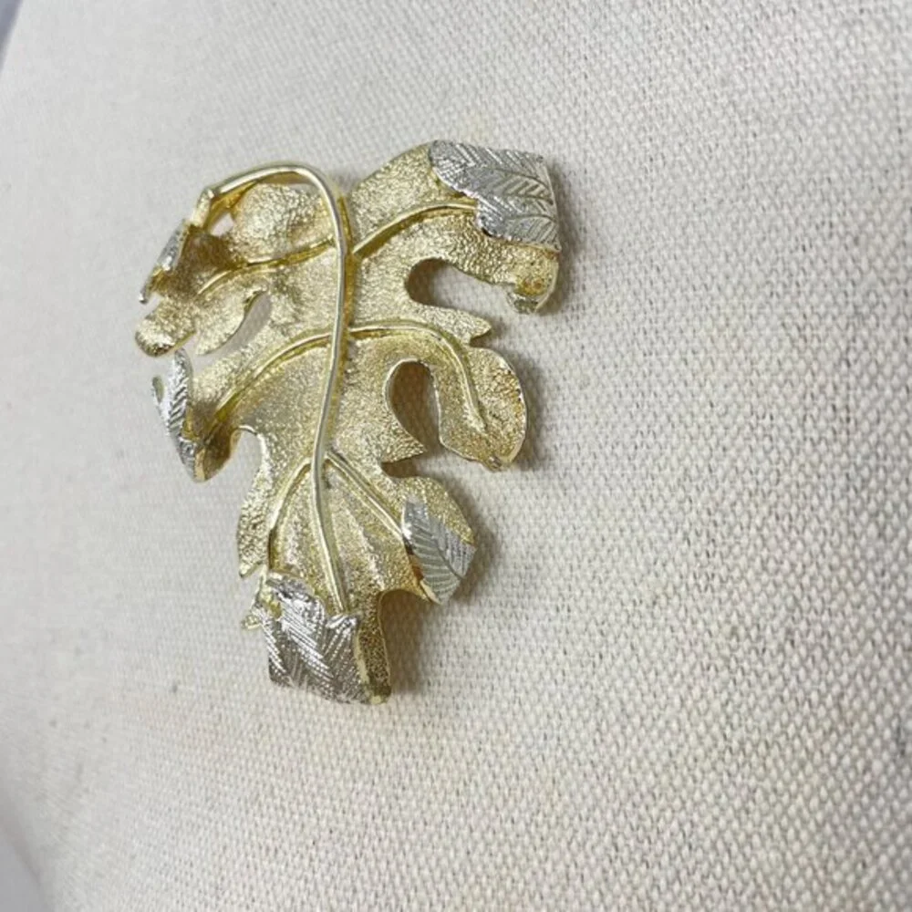 Sarah Coventry Vintage Gold-Tone Leaf‎ Brooch Pin Classic Simple Minimal